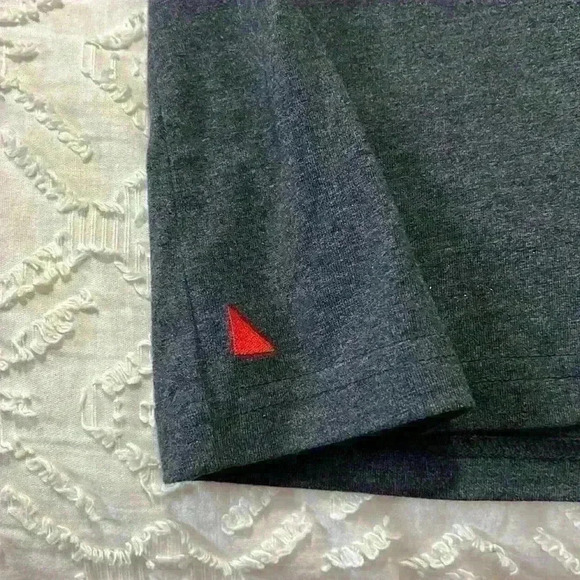 UNTUCKit Men’s Medium Gray V-Neck Short Sleeve T-Shirt - Picture 6 of 7